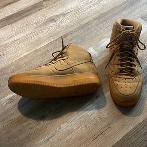 No stains and barley worn, they look brand new still!